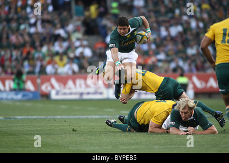 Morne Steyn échappe à un plaquage en allant sur la défense australienne Banque D'Images