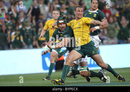 Victor Matfield se tackeld les Nations Unies à essayer Rugbymatch entre Afrique du Sud et l'Australie Banque D'Images