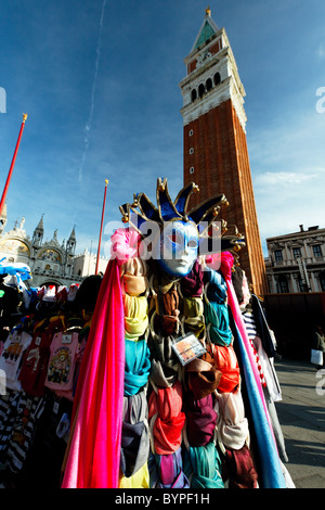 Masque de Venise et des foulards à la vente à un vendeur de rue, place St Marc, à Venise, Italie Banque D'Images