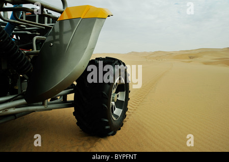 Scène de trace de pneu de roue par ATV buggy sur dune de sable dans le désert de Namib Swakopmund Namibie Sport Travel destinations Banque D'Images