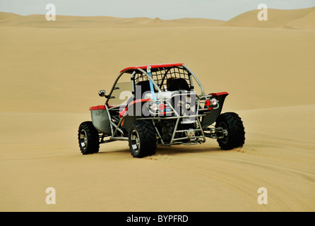 Swakopmund, Namibie, paysage, voiture à moteur, 4 x 4 VTT en buggy dans les dunes du désert de Namib, activité touristique safari aventure, paysages africains, auto Banque D'Images