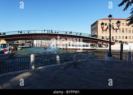 Vue sur le pont de la Constitution (Ponte della Costituzione) sur le Grand Canal, Venise, Italie Banque D'Images