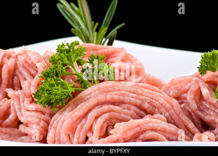 Bol de porc haché cru avec des herbes Banque D'Images