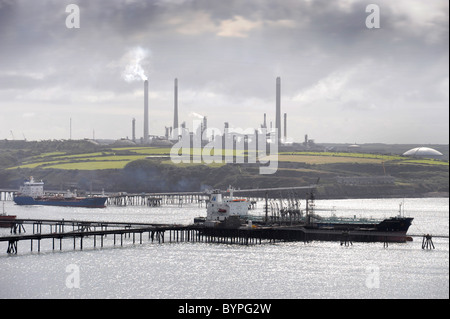 Vue depuis l'autre côté de la baie de Milford Haven à la raffinerie de pétrole à Rhoscrowther au Pays de Galles, Royaume-Uni
