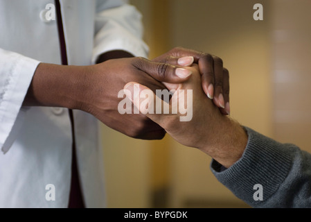 Doctor holding patient's hand Banque D'Images