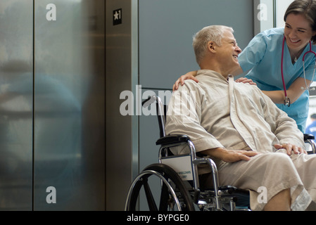 Nurse helping patient in wheelchair Banque D'Images