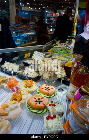Paris, France, boulangerie française, pâtisseries françaises desserts, dans la fenêtre du magasin, 'Stohrer', à l'intérieur, (quartier Montorgeuil), produits de boulangerie en démonstration Banque D'Images