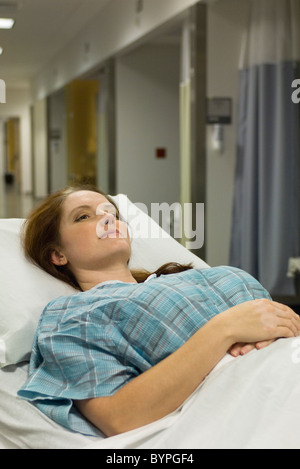 Female patient lying on hospital gurney Banque D'Images