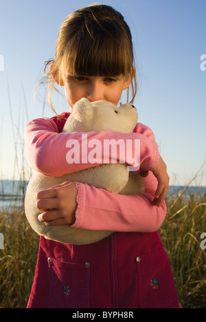 Young Girl lying doudou ourson polaire Banque D'Images