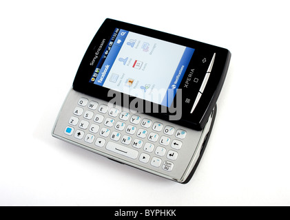 Le nouveau Sony Ericsson Xperia mini pro téléphone mobile avec clavier QWERTY complet coulissant out ; montrant Google Android Facebook Banque D'Images