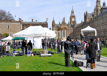 Télédiffusion des équipes d'information et des spectateurs sur College Green pendant les élections générales de 2010 chambres du Parlement et Big Ben Westminster Londres Angleterre Royaume-Uni Banque D'Images