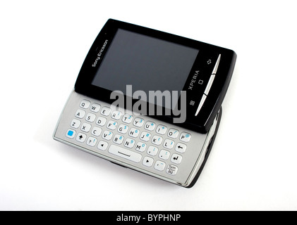 Le nouveau Sony Ericsson Xperia mini pro téléphone mobile avec clavier QWERTY complet coulissant out ; afficher un écran vide. Banque D'Images