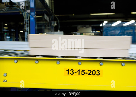 Boîte carton déménagement le long de bandes transporteuses dans l'usine de carreaux de tapis Banque D'Images