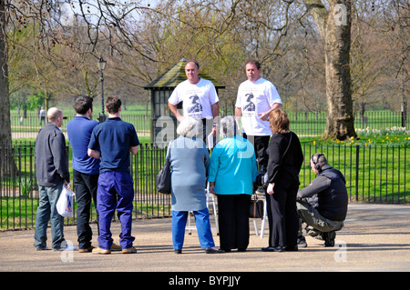 Deux hommes en chemises assorties s'adressant à quelques personnes à Speakers Corner et filmés à Londres, Angleterre, Royaume-Uni Banque D'Images