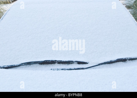 Pare-brise de voiture couvert de neige après une forte chute de neige de nuit. Londres Royaume-Uni 2010, années 2010 HOMER SYKES Banque D'Images