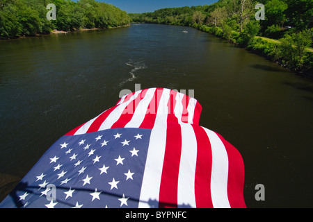 Stars and Stripes survole la Rivière Delaware, Lumberville-Raven Rock Bridge, Stockton, New Jersey Banque D'Images