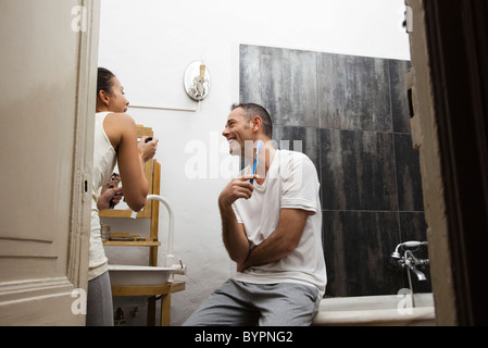 Couple ensemble dans la salle de bains se préparer au matin Banque D'Images