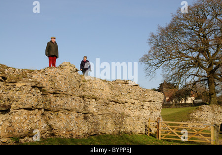 Murs romains au sud de l'Angleterre dans le Hampshire Silchester Visiteurs marchant le long de l'ancien mur Banque D'Images