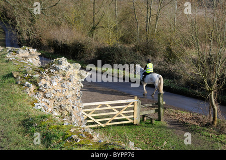 Mur romain à Silchester dans le Hampshire le sud de l'Angleterre se rendant sur le cheval et le cavalier Banque D'Images