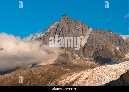 Sommet de montagne Aiguille du Midi dans la soirée. Vallée de Chamonix, France Banque D'Images