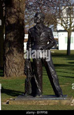 DOUGLAS BADER MEMORIAL GOODWOOD AIRFIELD Banque D'Images