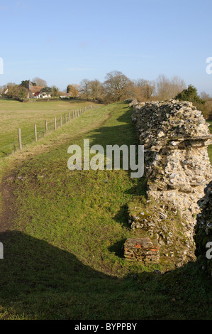 Mur romain à Silchester dans le Hampshire le sud de l'Angleterre et au loin l'église paroissiale de St Marys Banque D'Images