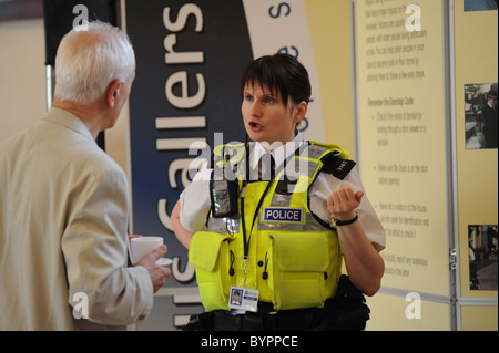 Rencontrez les membres de la communauté policière lors d'une tournée d'information, Bradford Banque D'Images