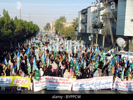 Les femmes voilées des partisans du Jamat-e-Islami (JI) passent par MA.Jinnah road au cours de protestation en faveur de la population du Cachemire Banque D'Images