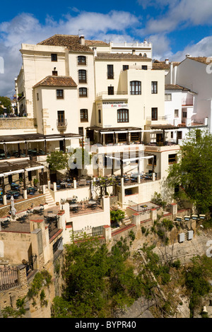 Restaurant traditionnel espagnol / cafe / bâtiments qui donnent sur la gorge El Tajo, profonde & rio Guadalevin, rivière, Espagne Banque D'Images