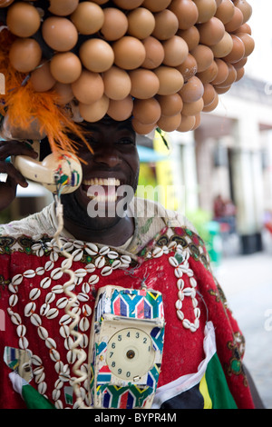 L'homme 'Egg' un caractère local, qui s'habille et conseils de badauds se / touristes - Cape Town Banque D'Images