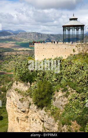 Plate-forme d'observation - extrême gauche - pour les gens de voir le célèbre pont de pierre et la gorge profonde à la ville espagnole de Ronda, Espagne. Banque D'Images