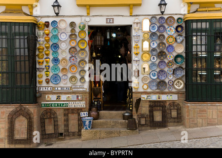 / Poterie pots / cadeaux / souvenirs / cadeaux / Souvenirs à vendre / affichage. Boutique de vente en céramique espagnole aux touristes. Ronda. L'Espagne. Banque D'Images