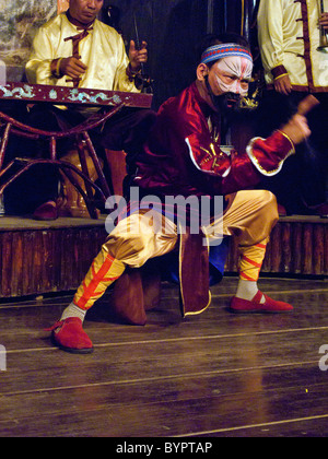 Le VIETNAM. Des danseurs traditionnels DANS LE CADRE D'UN FESTIVAL À HUÉ Banque D'Images