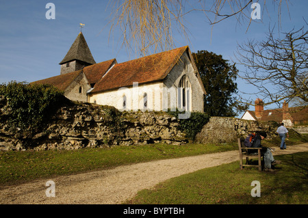 Mur romain à Silchester dans le Hampshire le sud de l'Angleterre et l'église paroissiale de St Marys qui date du 12ème siècle Banque D'Images