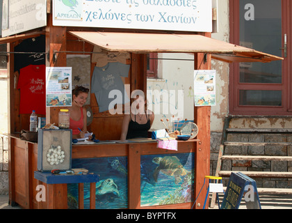 Des bénévoles Personnel le kiosque de Chania la sensibilisation pour la préservation des tortues de mer grecque, groupe Arkelon. Banque D'Images