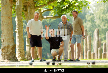 Quatre hommes jouant aux boules, pétanque Banque D'Images