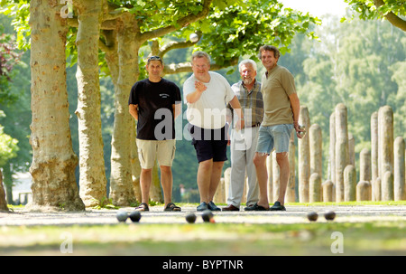 Quatre hommes jouant aux boules, pétanque Banque D'Images