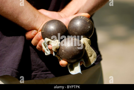 Boules de pétanque, de mains sur mans retour, pétanque Banque D'Images