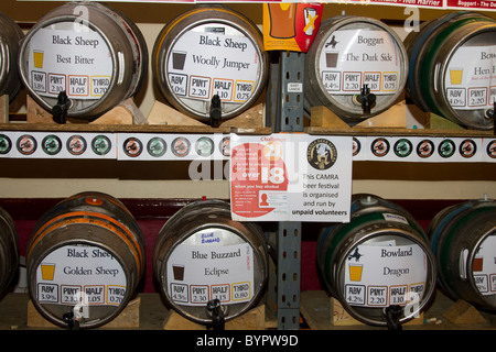 Rayonnage et Stillage   avec étagères remplies de fûts Ale à la 7e fête de la bière de Pendle. Colne, Lancashire, UK Banque D'Images