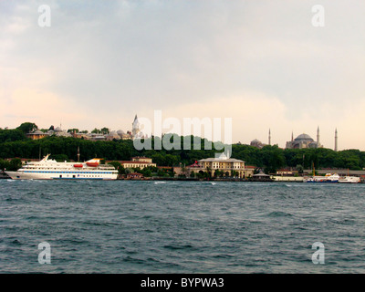 Ferries sur station d'Bosphore avec place Topkapi et la mosquée bleue en arrière-plan, Istanbul, Turquie Banque D'Images