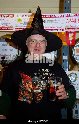 Homme avec chapeau de sorcière à la 7e fête de la bière de Pendle. Colne, Lancashire, UK Banque D'Images