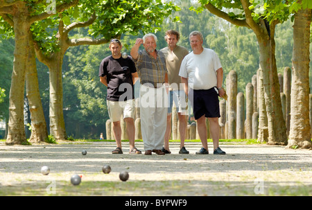 Quatre hommes jouant aux boules, pétanque Banque D'Images