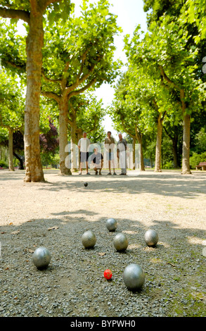 Boules de pétanque, quatre hommes derrière diffus, pétanque Banque D'Images