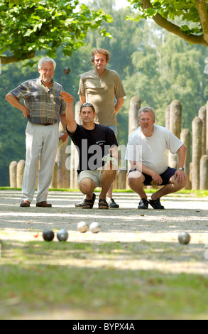 Quatre hommes jouant aux boules, pétanque Banque D'Images