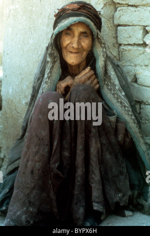 Une vieille femme afghane à Kaboul, Afghanistan pose pour une photo dans le fichier photo prise en décembre 1978 Banque D'Images