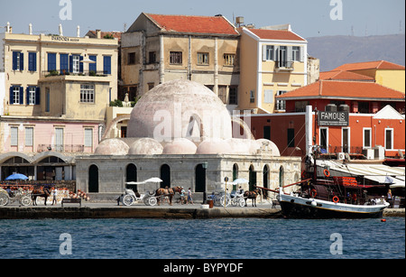 Le Kucjk Hassan mosquée, ou mosquée des janissaires sur le port de La Canée, Crète, avec des poussettes et un voyage touristique voile Banque D'Images