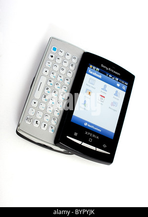 Le nouveau Sony Ericsson Xperia mini pro téléphone mobile avec clavier QWERTY complet coulissant out ; montrant Google Android Facebook Banque D'Images