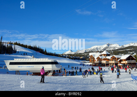 Les skieurs qui descendent la pente à la base. Station de ski de Big Sky, Montana, USA. Banque D'Images