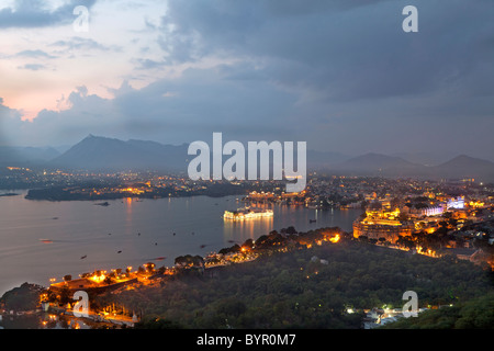 L'Inde, Rajasthan, Udaipur, haut point de vue sur le lac Pichola, Taj Lake Palace hotel et palais de la ville de sunset Point Banque D'Images