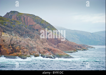 Falaises avec vagues près de Battle Harbour Terre-Neuve-Labrador Banque D'Images